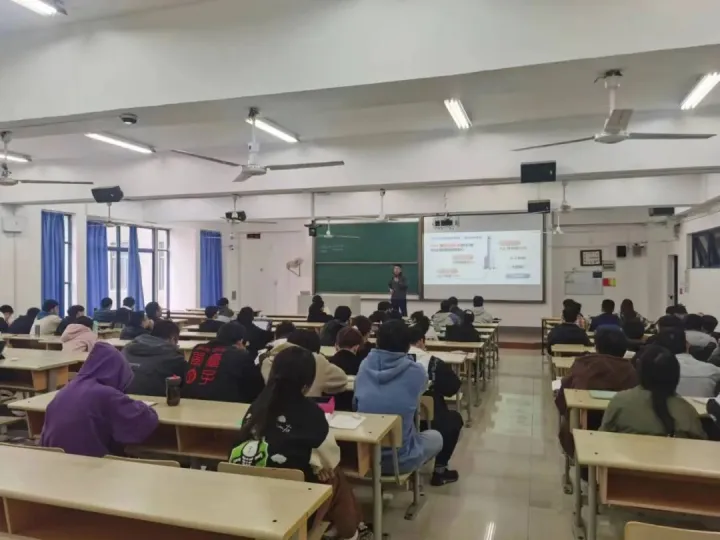 南京郵電大學通信與信息工程學院邀evo真人视讯科技召開職業生涯規劃系列講座